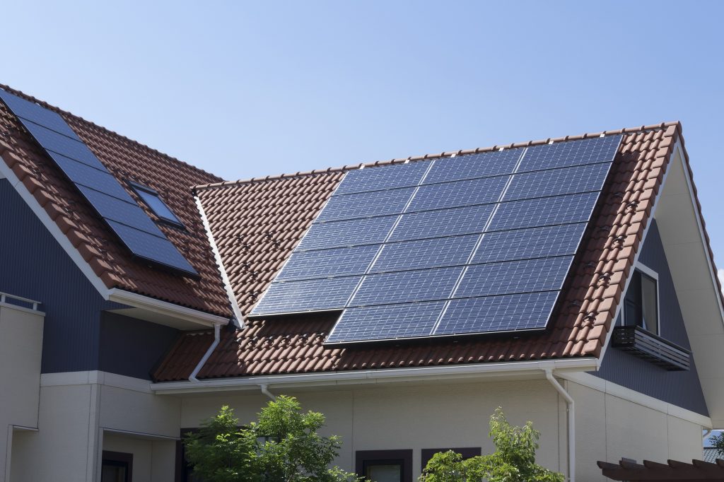 Panneaux solaires sur les tuiles d'une maison au toit en pente